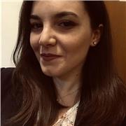 laureata in biologia molecolare e applicata impartisce lezioni di chimica, scienze, biologia molecolare, microbiologia, biochimica